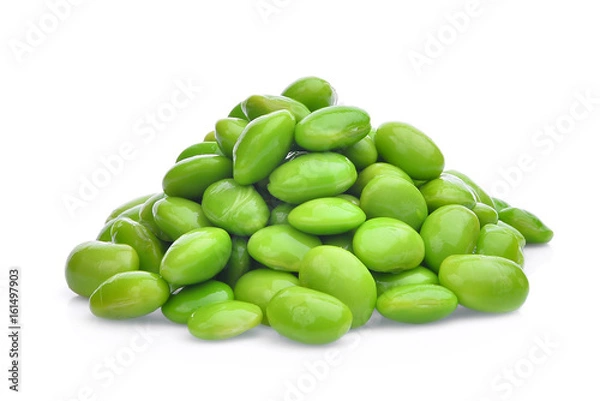 Fototapeta stos nasion zielonej fasoli edamame lub soi na białym tle