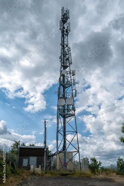 Fototapeta antennes réseau communication sur fond de ciel très nuageux