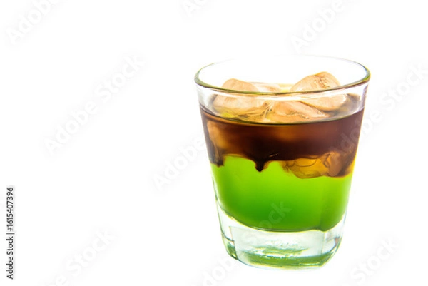 Fototapeta a green drink with ice cubes in it