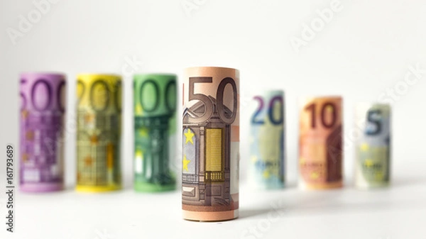 Fototapeta Gerollter 50 Euro Schein mit anderen Geldscheinen im Hintergrund