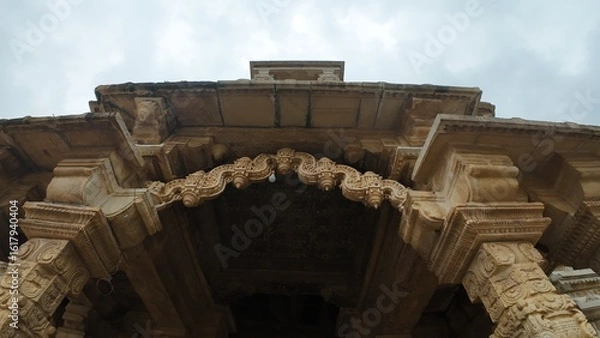Obraz Intricate Stone Carvings of Kumbhshyam Temple within Historic Fort Complex Showcasing Bas-reliefs and Heritage Architecture