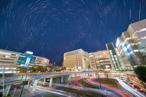 Obraz 冬の神奈川県川崎市麻生区新百合ヶ丘駅南口(上麻生1丁目)と星夜の日周運動
