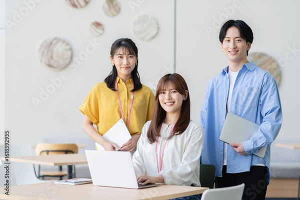 Obraz オフィスで働く若いビジネスパーソン【撮影協力：スカパー東京メディアセンター】