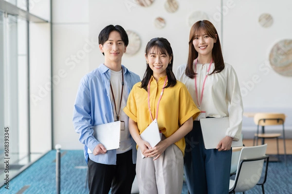 Obraz オフィスで働く若いビジネスパーソン【撮影協力：スカパー東京メディアセンター】
