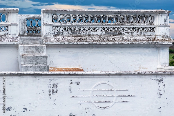 Fototapeta Architectural details of an old building in Kallidaikurichi showcasing intricate balcony designs and weathered surfaces