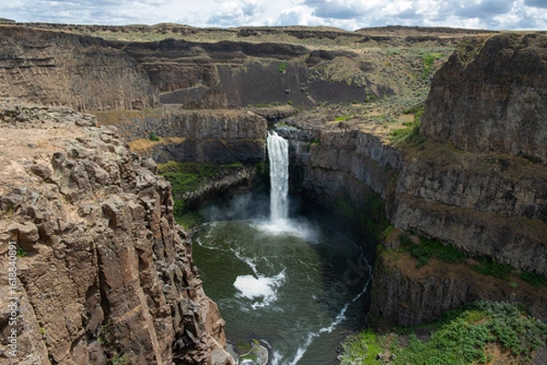 Obraz waterfall in the canyon