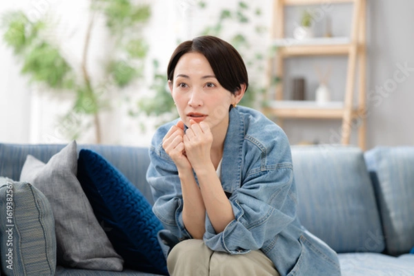 Fototapeta テレビに夢中な女性