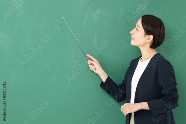 Fototapeta 黒板の前に立つ女性