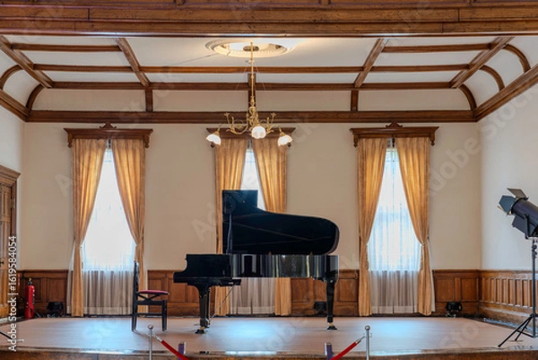 Obraz 旧函館区公会堂の大広間のステージ