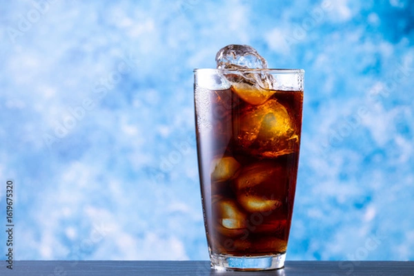 Fototapeta カフェでアイスコーヒーを飲む