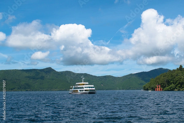 Obraz 芦ノ湖の遊覧船と湖畔と箱根の山並み