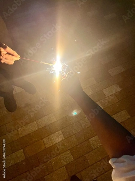 Fototapeta 手持ち花火から火をもらう