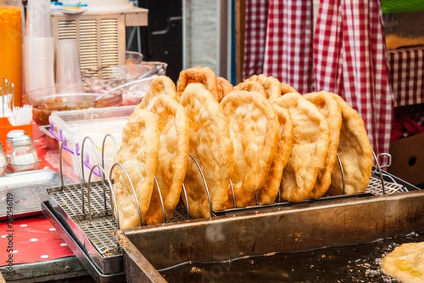 Fototapeta Tradycyjne węgierskie langos ze smażonego chleba sprzedawane u ulicznego sprzedawcy