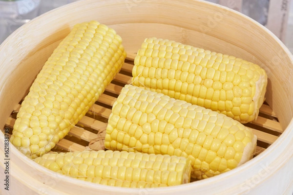 Fototapeta 蒸篭で蒸す前のとうもろこし　ゆげあり