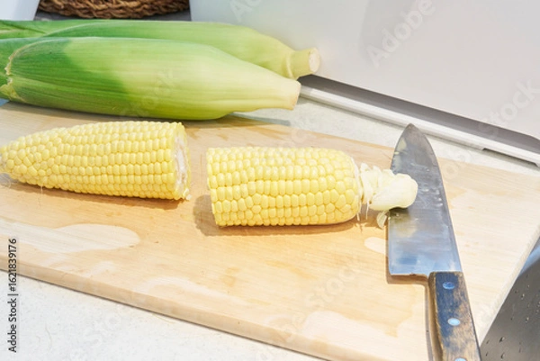 Fototapeta 包丁で切ったとうもろこし