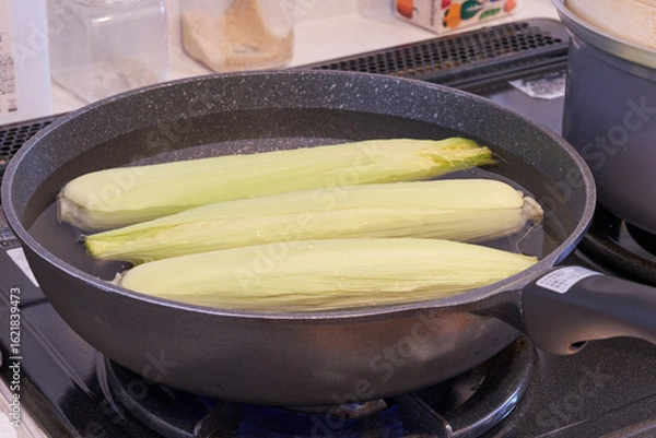 Fototapeta 鍋で茹でているとうもろこし