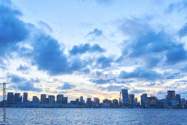 Fototapeta 夕暮れの雲とビル