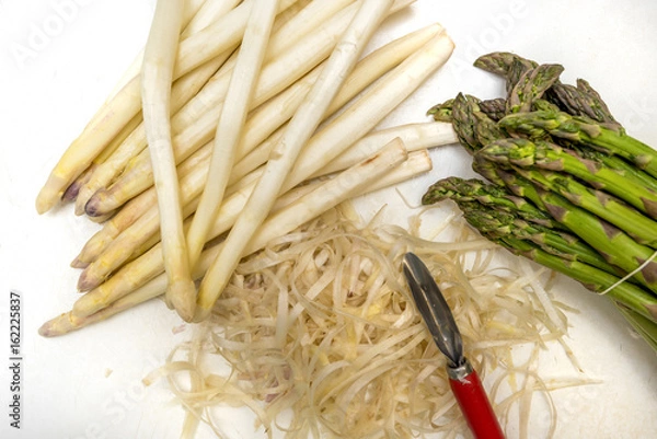Fototapeta Green and peeled white Asparagus (Asparagus officinalis) in the kitchen