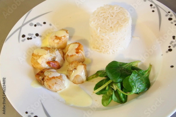 Obraz Assiette de noix de Saint Jacques poêlées et riz