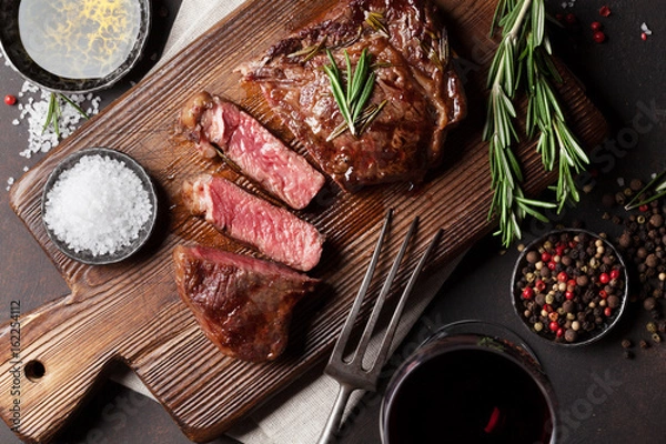 Obraz Grillowany stek wołowy Ribeye z czerwonym winem, ziołami i przyprawami