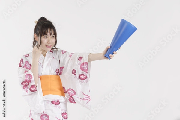 Fototapeta メガホンを持って応援する浴衣姿の女性