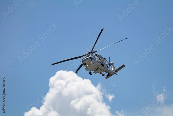 Obraz 青空を飛ぶ自衛隊のヘリコプター