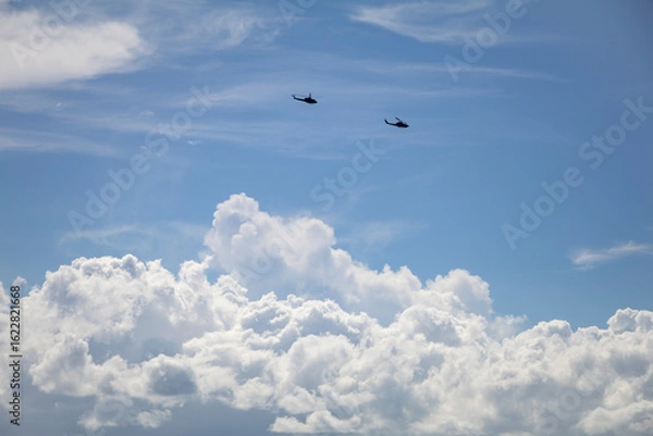 Obraz 夏雲の上を飛ぶヘリコプター