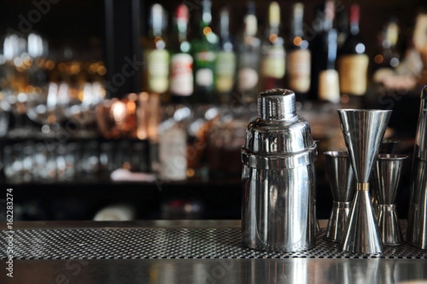 Obraz shaker do koktajli na tle baru licznika