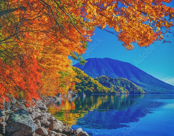 Obraz 秋の中禅寺湖、千手ヶ浜の紅葉と男体山