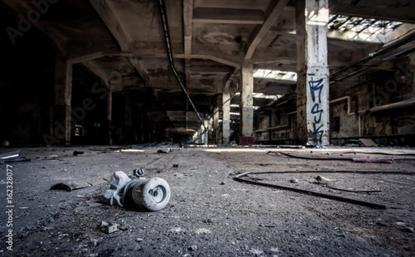 Obraz Froschperspektive verlassene Industriehalle mit alter Sicherung in Vordergrund