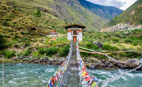 Obraz Żelazny Most Łańcuchowy klasztoru Tachog Lhakhang, rzeka Paro, Bhutan