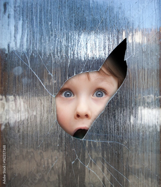 Obraz child looks through a window