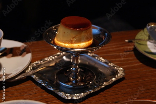 Obraz シルバー皿に映える滑らかプリンのクローズアップ