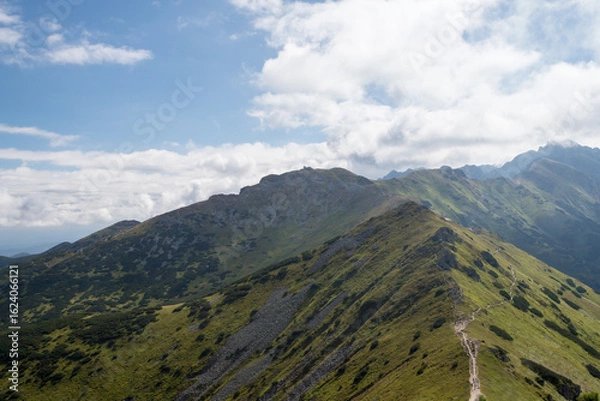 Obraz Piękne widoki na Kasprowy Wierch z czerwonego szlaku górskiego między Kasprowym Wierchem a halą Kondratową.