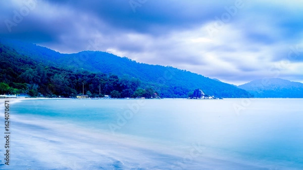 Fototapeta Scenic view of sea and mountains against cloudy sky in Penang Island