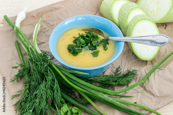 Obraz Суп-крем с кабачками, травами и грибами. Концепция здорового питания.