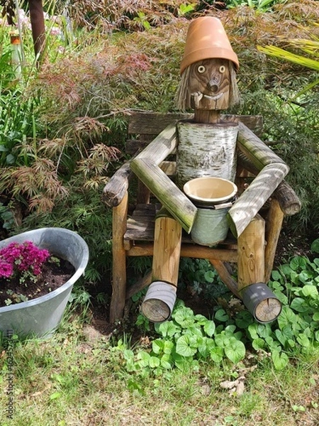 Obraz Holzfigur im Garten