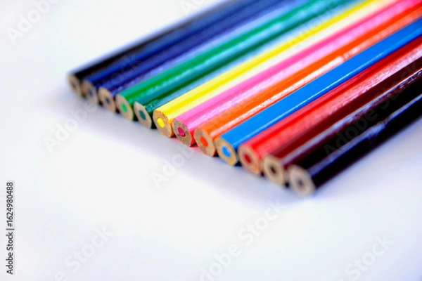 Obraz Bottom perspective view of colored pencils, arranged in order, diagonally, right side, on a white background