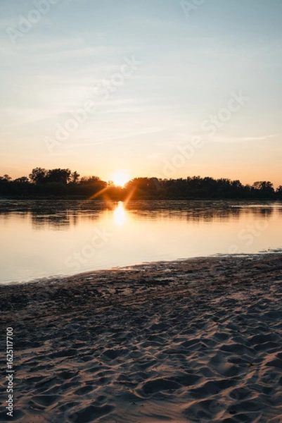 Fototapeta Susnet over the Vistula river in Nadbrzeż, Poland
Zachód słońca nad Wisłą we Nadbrzezu pod Warszawą. Plaża, lato, golden hour