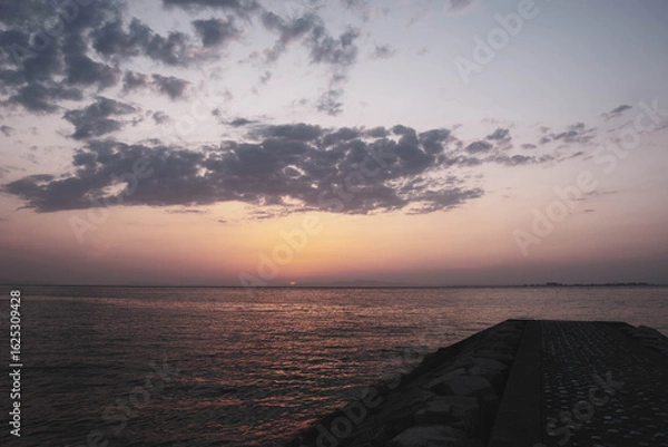 Fototapeta 泉南マーブルビーチ、美しい夕日の光が印象的な風景、日本、大阪