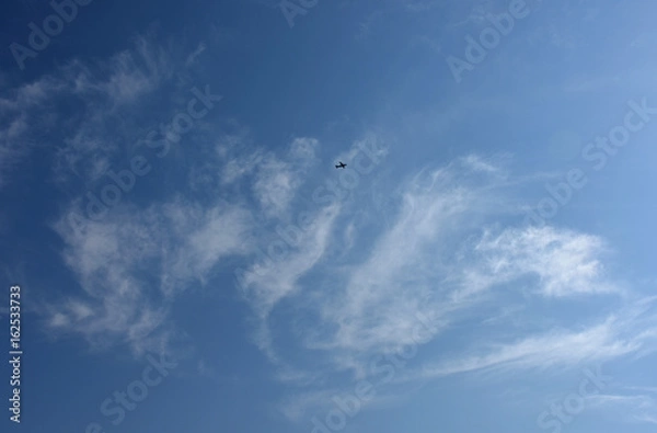 Fototapeta 飛行機と青空と雲「空想・雲のモンスター「飛行機をふりむいて見る龍（左側に顔）などのイメージ」成功、天高く、躍進、とぐろを巻く、旅立つ、未来、企業経営などのイメージ