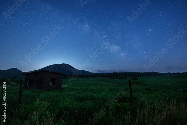 Fototapeta 夜明け間近の星空と山と高原