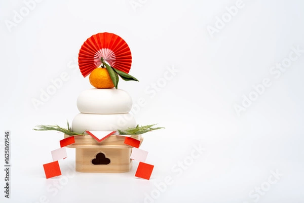 Obraz “鏡餅“を左側に配置した写真　白背景　低い三宝(台座)あり