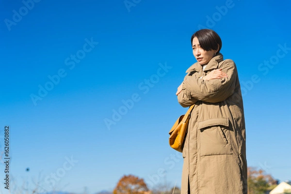 Fototapeta 冬空に凍える女性　ライフスタイルイメージ