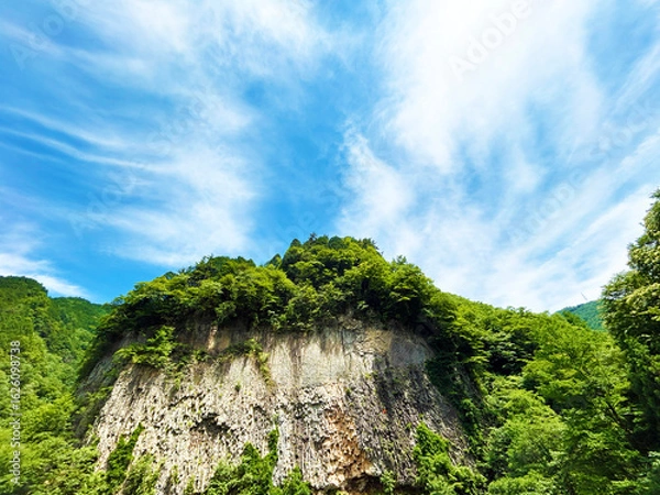 Fototapeta がんだて公園の巨大な岩壁と青空