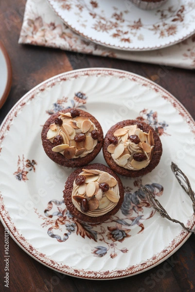 Fototapeta アーモンドとレーズンをトッピングしたキャロットケーキ