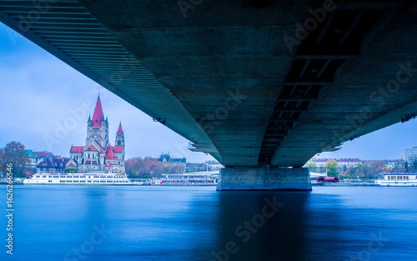 Fototapeta View of Vienna under Reichsbrücke