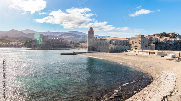 Obraz L'église Notre-Dame-des-Anges de Collioure au bord de la mer méditerrannée.
