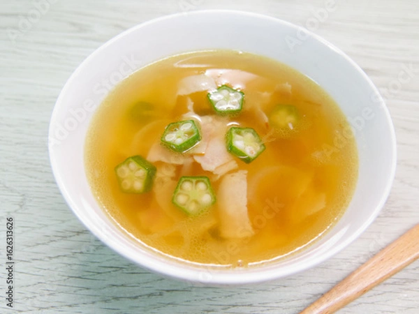 Obraz オクラとベーコンのコンソメスープ