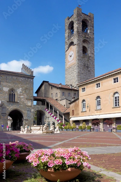 Fototapeta BERGAMO, LOMBARDY/ITALY - JUNE 26 : View of Piazza Vecchia in Bergamo on June 26, 2017. Unidentified people